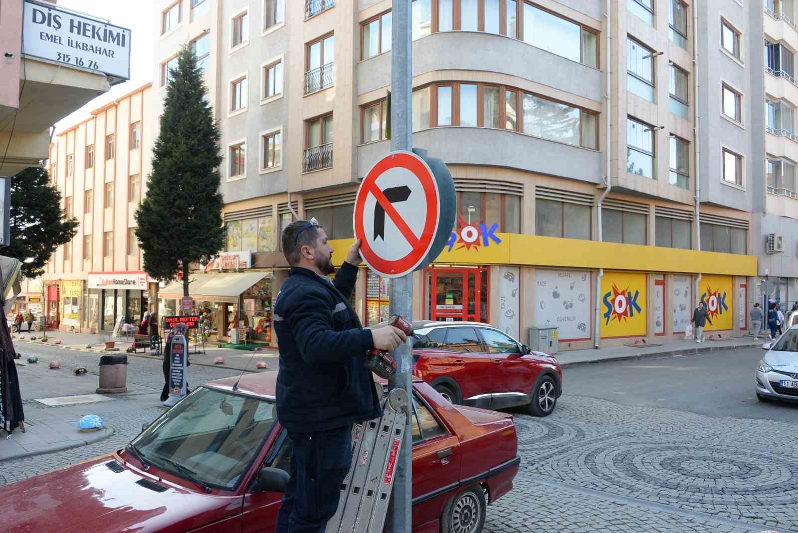 Bozüyük’te yıpranan yön ve trafik levhalarını yeniliyor