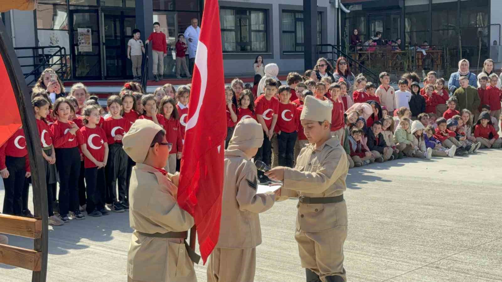 Çanakkale’yi okullarının bahçesinde canlandırdılar, büyük alkış topladılar