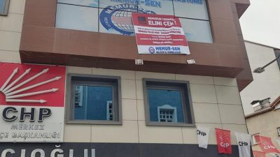 MEMUR-SEN'DEN CHP GENEL BAŞKANI ÖZEL PANKARTLI PROTESTO