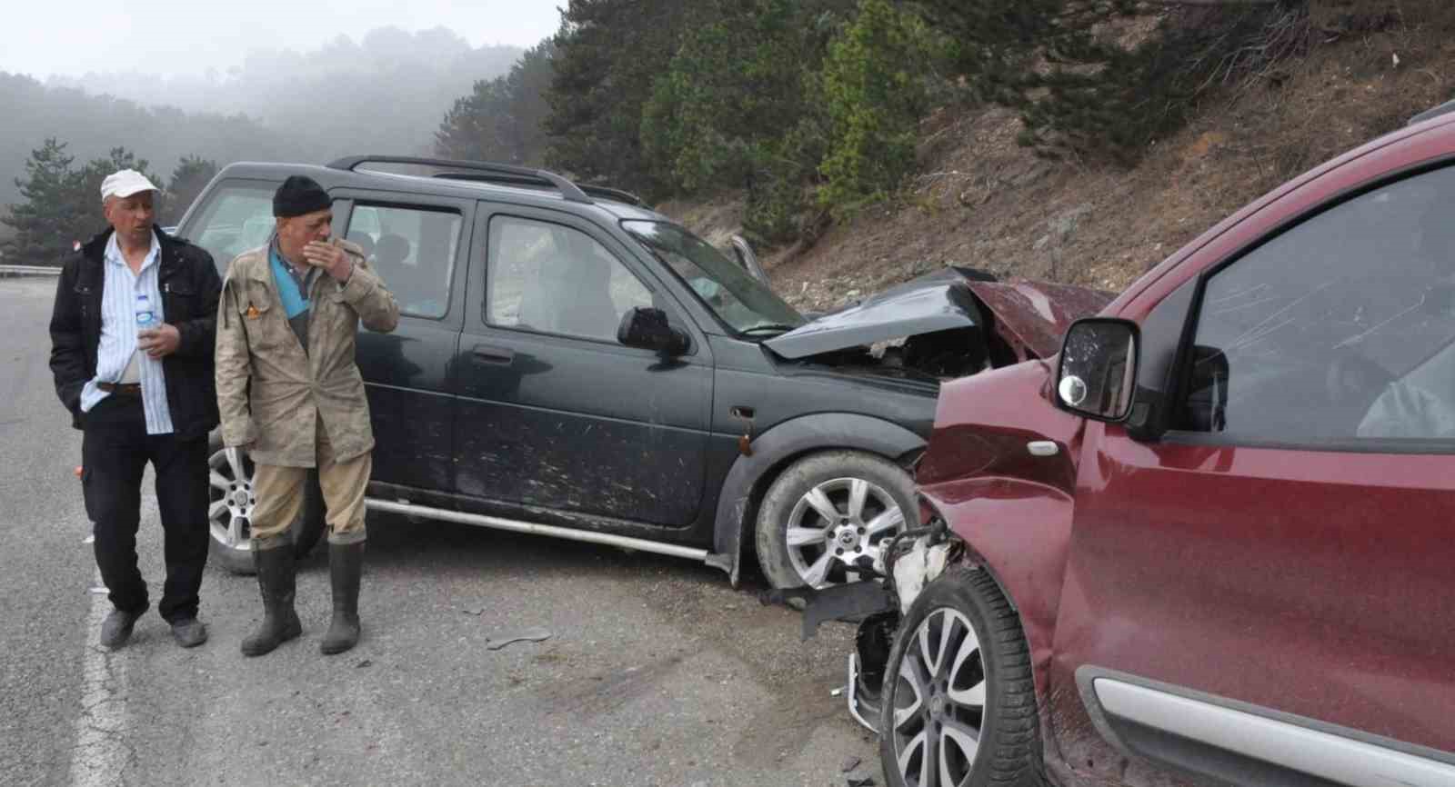 Ciple hafif ticari araç kafa kafaya çarpıştı: 4 yaralı