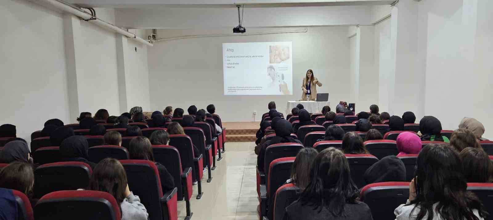 Çocuk gelişimi öğrencilerine aşı takvimi anlatıldı