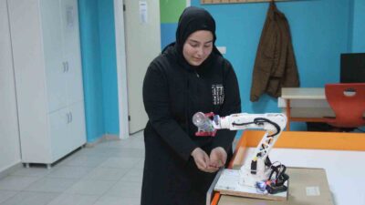 KOCAELİ'NİN BAŞİSKELE İLÇESİNDE 3 LİSE ÖĞRENCİSİ KOLONYA DÖKEN ROBOT GELİŞTİRDİ.