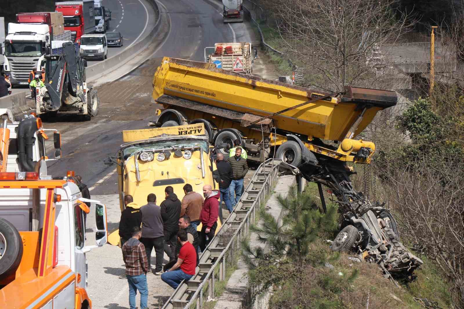 D-650’de feci kaza: Kupası kopan tırın dorsesi bariyerlerde asılı kaldı