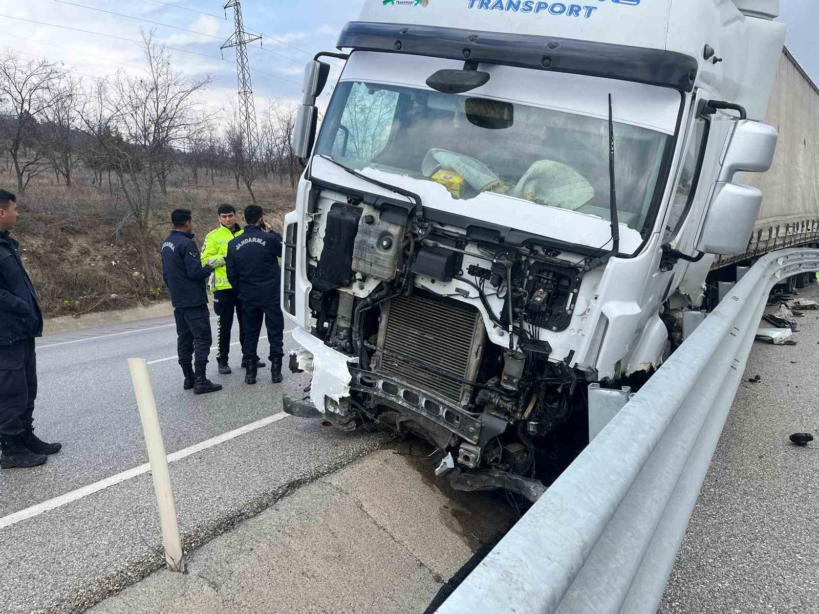 TOSYA D100 KARAYOLUNDA LASTİKLERİ PATLAYAN TIR SU KANALINA DÜŞTÜ