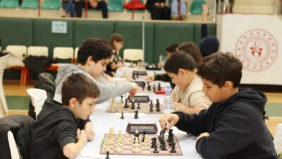 DERİNCE'DE 210 ÖĞRENCİNİN KATILIMIYLA "BİR HAMLE ÖNDE SATRANÇ TURNUVASI" DÜZENLENDİ.