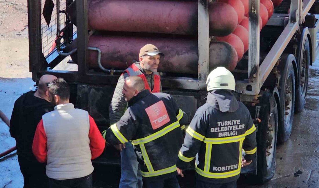 KASTAMONU’NUN CİDE İLÇESİNDE DOĞALGAZ TÜPLERİ TAŞIYAN TIRIN DORSESİNDE ÇIKAN YANGIN