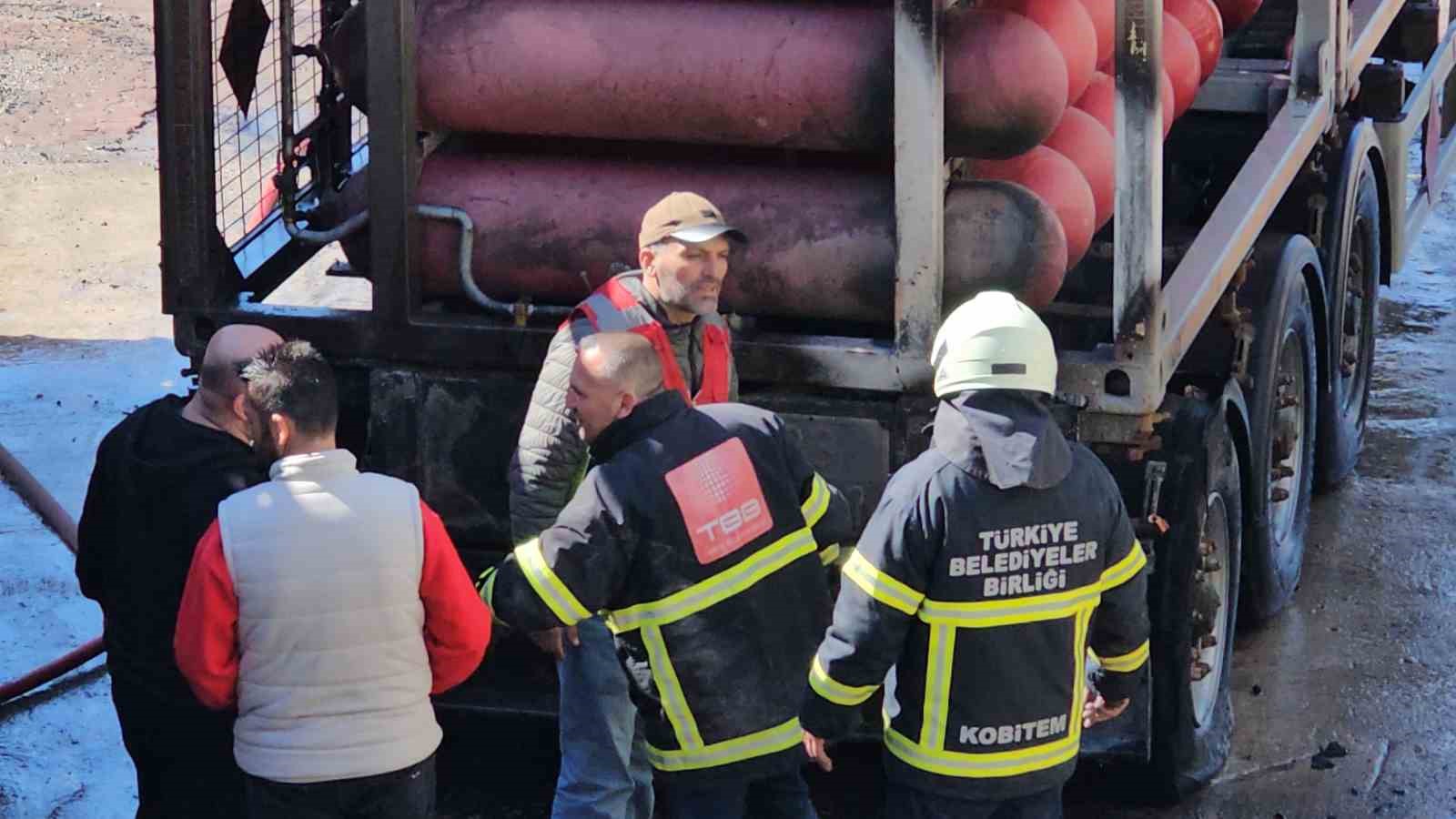 KASTAMONU’NUN CİDE İLÇESİNDE DOĞALGAZ TÜPLERİ TAŞIYAN TIRIN DORSESİNDE ÇIKAN YANGIN