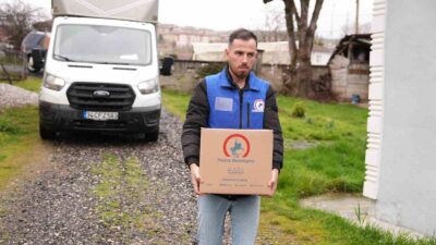 DÜZCE BELEDİYESİ HAZIRLADIĞI ERZAK KOLİLERİNİ HANE HANE GEZEREK DAR GELİRLİ