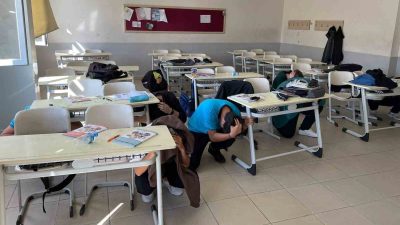 DÜZCE’DE ÖĞRENCİLERDE DEPREM BİLİNCİNİ GELİŞTİREREK, DEPREM SIRASINDA VE SONRASINDA NELER