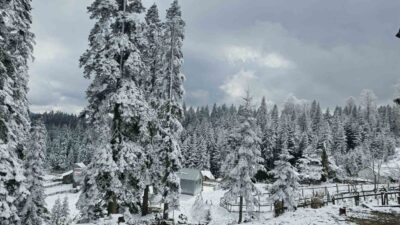 DÜZCE’NİN YÜKSEK TEPELERİNDE KAR YAĞIŞI ETKİLİ OLUNCA, BÖLGE BEYAZ ÖRTÜ
