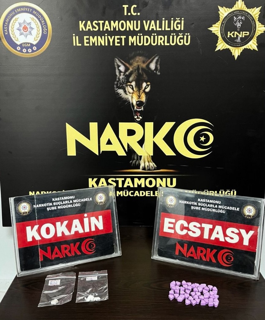 KASTAMONU’DA POLİS EKİPLERİ TARAFINDAN DÜZENLENEN ÇALIŞMALARDA KOKAİN VE ECSTASY HAP