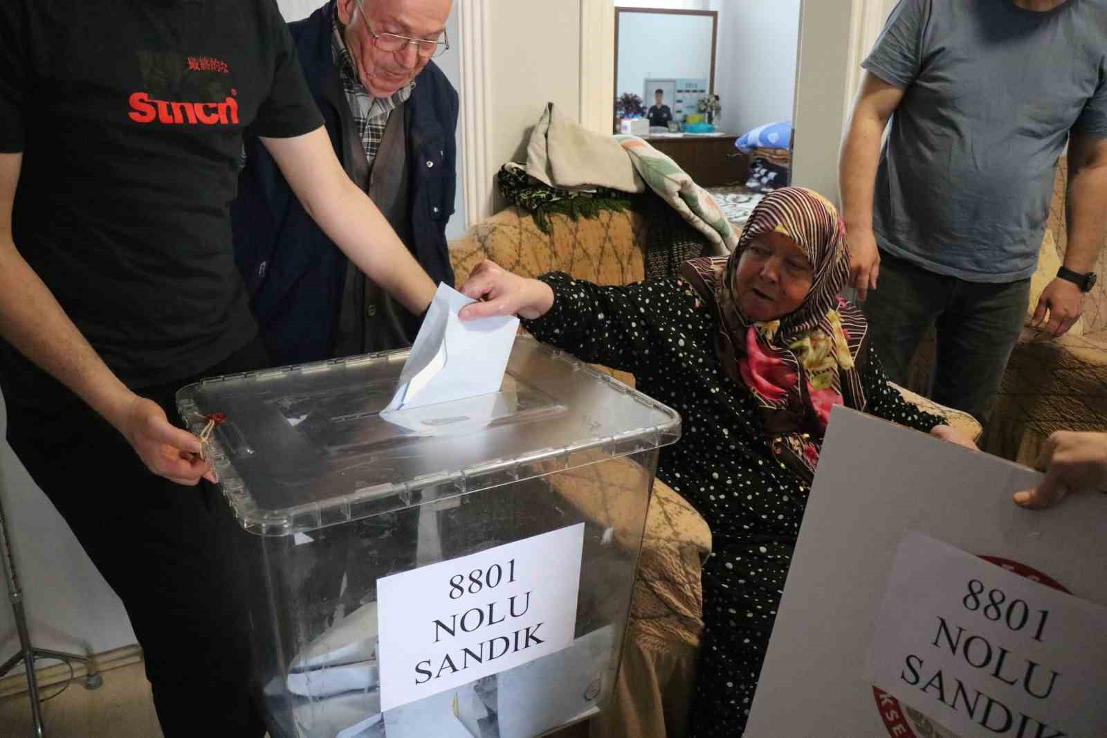 Evden çıkamayan engelli ve yaşlılar, seyyar sandık ile vatandaşlık görevini yerine getirdi