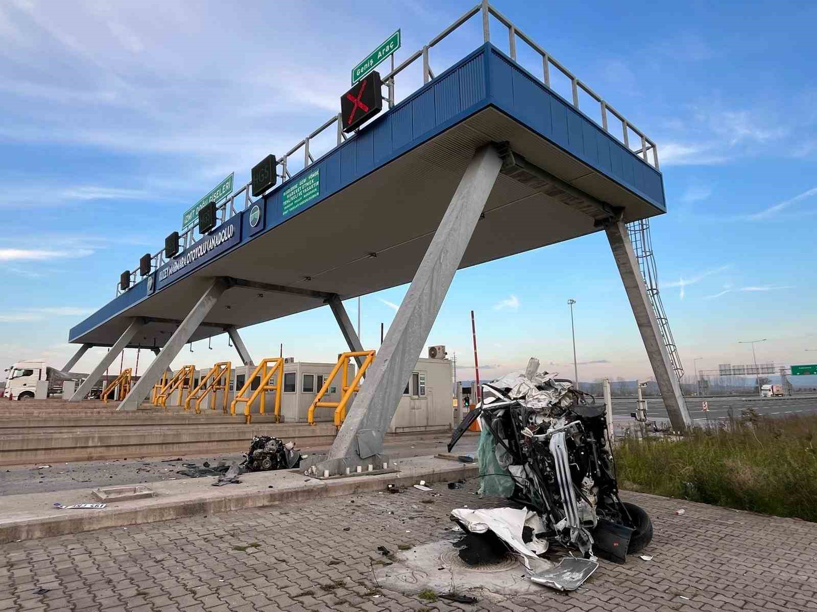 Gişeye çarpıp taklalar atan otomobilin motoru fırladı: 1 ağır yaralı