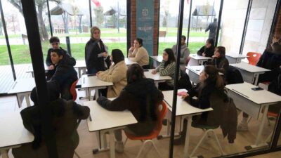 GÖLCÜK MİLLET BAHÇESİ'NDEKİ 560 METREKARELİK ALANA, GENÇLERİN YENİ DERS ÇALIŞMA