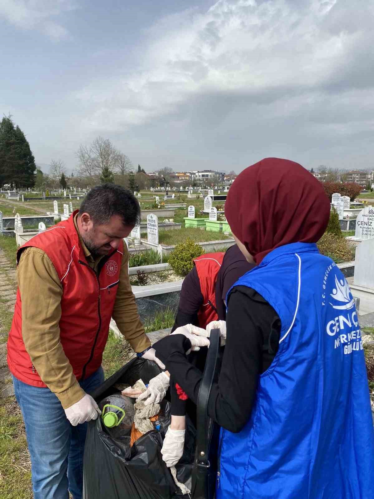 Gönüllü gençler mezarlığı temizledi