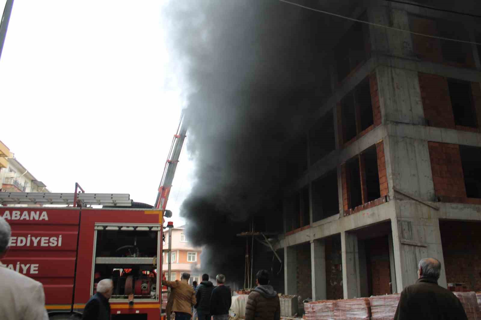 KASTAMONU’NUN ABANA İLÇESİNDE İNŞAAT HALİNDEKİ BİNADA YANGIN ÇIKTI. ÇIKAN YANGINI