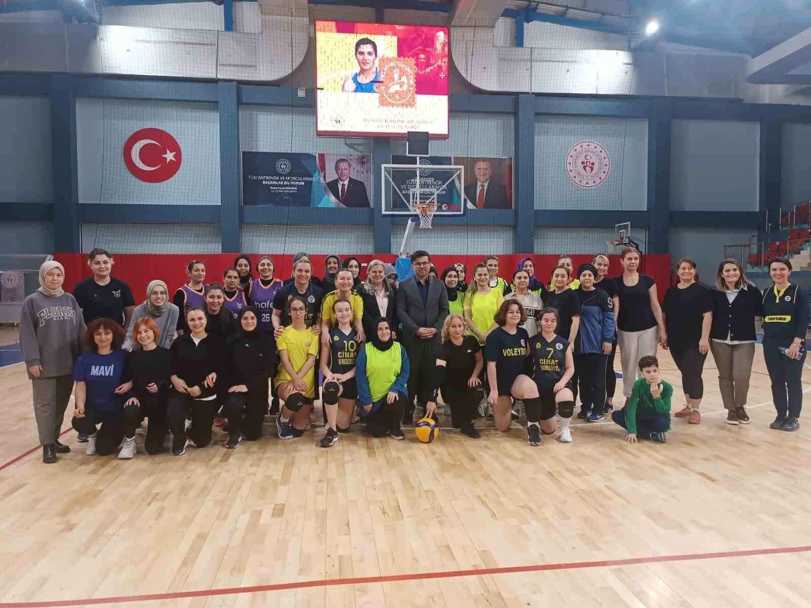 Kadınlar voleybolda kozlarını paylaştı