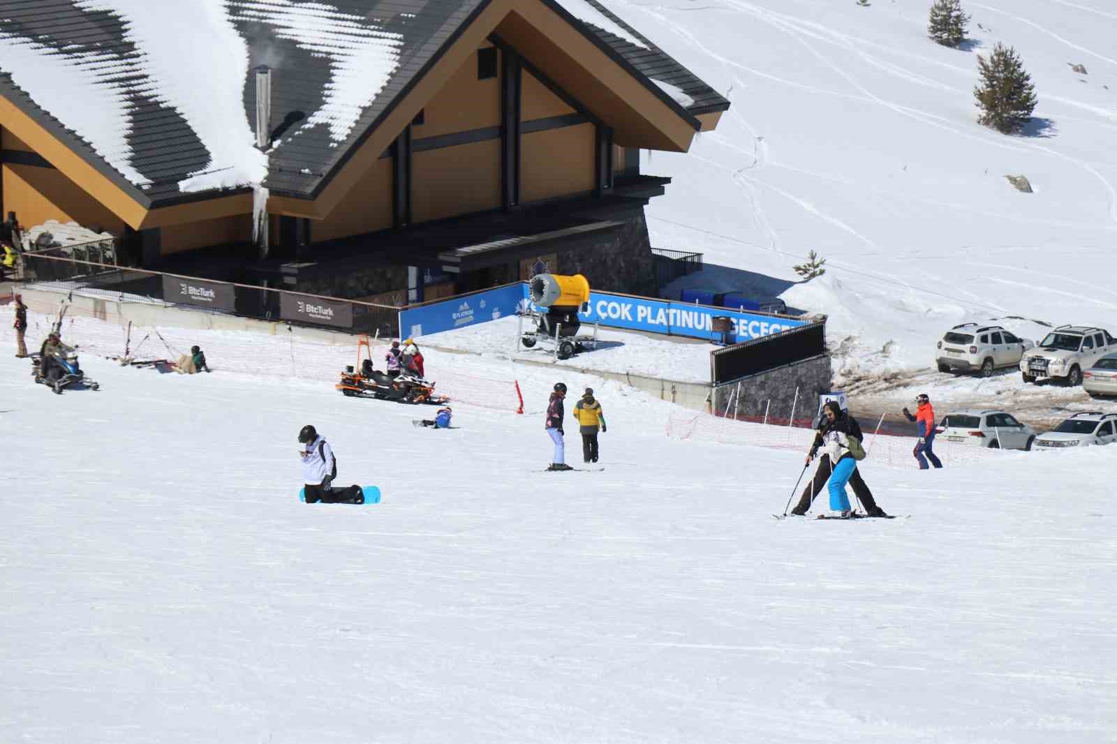 Kartalkaya’da kayak sezonu kapandı: Son günde kayağın tadını çıkardılar