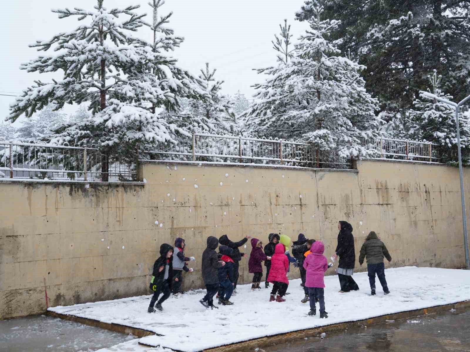 KASTAMONU’DA AKŞAM SAATLERİNDE BAŞLAYAN KAR YAĞIŞI ETKİLİ OLMAYA DEVAM EDİYOR.