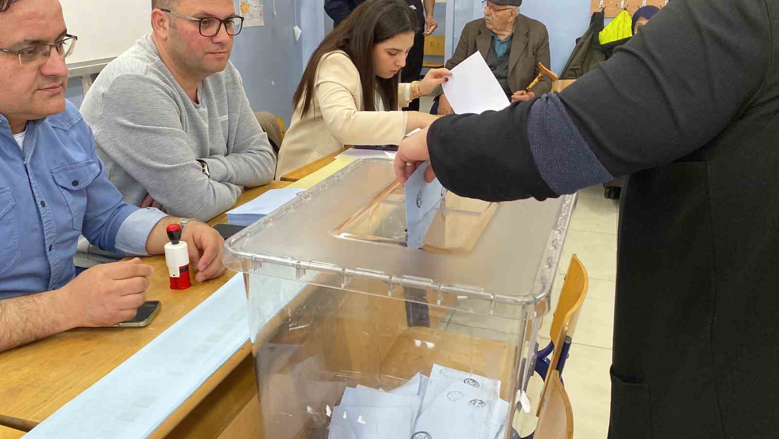 KASTAMONU’DA SAAT 08.00’DE BAŞLATAN OY KULLANIMI İÇİN VATANDAŞLAR OKULLARDA YOĞUNLUK