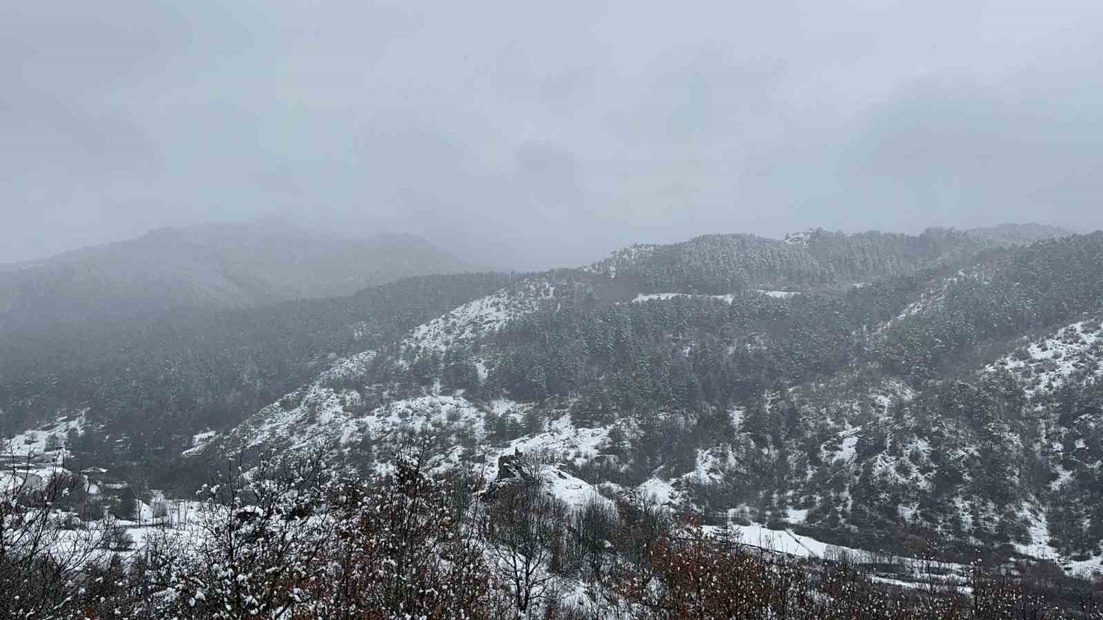 KASTAMONU’NUN YÜKSEK KESİMLERİNDE KAR YAĞIŞI ETKİLİ OLUYOR. KAR YAĞIŞI SEBEBİYLE