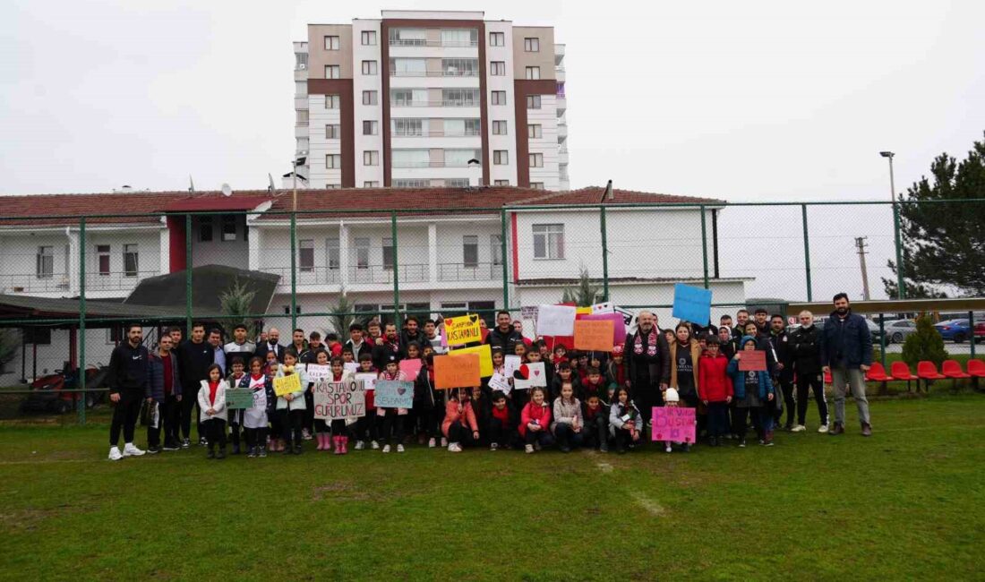 KASTAMONUSPOR’UN İSKENDERUN KARŞILAŞMASI ÖNCESİNDE KUZEYKENT İLKOKULU ÖĞRENCİLERİ, TESİSLERİ ZİYARET EDEREK