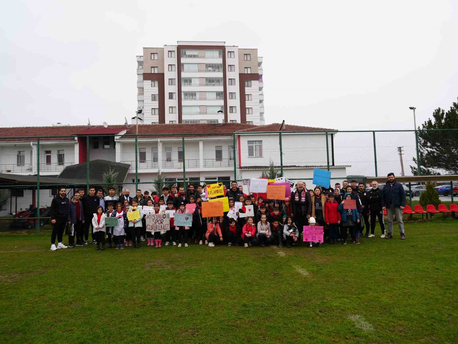 KASTAMONUSPOR’UN İSKENDERUN KARŞILAŞMASI ÖNCESİNDE KUZEYKENT İLKOKULU ÖĞRENCİLERİ, TESİSLERİ ZİYARET EDEREK