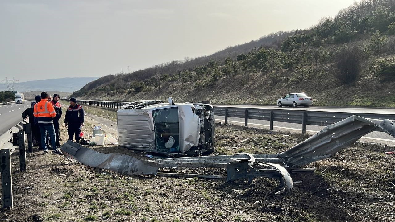 Kontrolden çıkan hafif ticari araç bariyerleri yerinden söktü: 1 yaralı