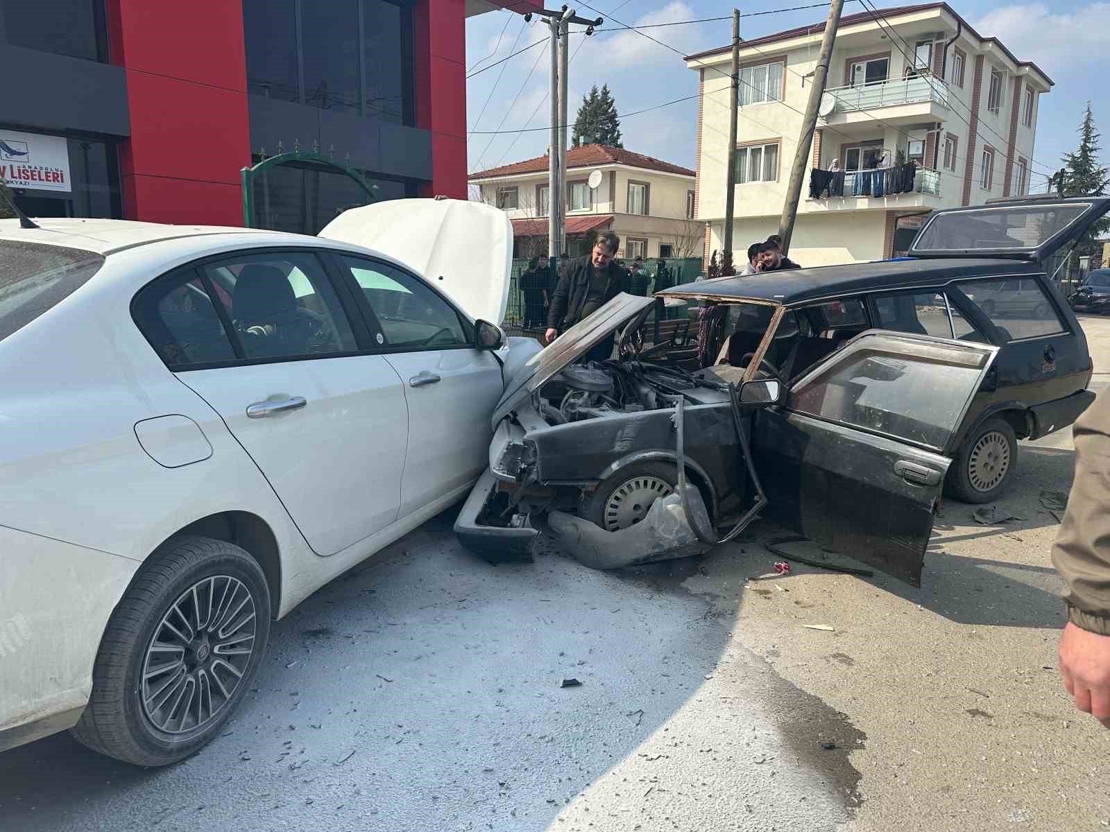 Kontrolden çıktı, park halindeki otomobile çarptı: 1 yaralı