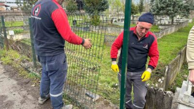 DÜZCE BELEDİYESİ MEZARLIK İŞLERİ MÜDÜRLÜĞÜ, ARACIN ÇARPMASI SONUCU TEL ÇİTLERİ