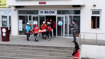 DÜZCE’DE DEPREM TATBİKATINDA AĞIR YARALI ÖĞRENCİ UMKE EKİPLERİNCE VE MAHSUR