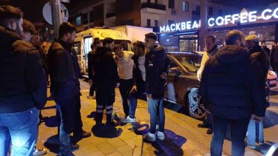 MOTOSİKLET SÜRÜCÜSÜ OTOMOBİLE ÇARPIP BAŞKA BİR OTOMOBİLİN ÜSTÜNE UÇTU. ZORLUKLA