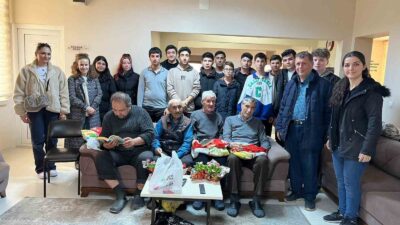 ÖĞRENCİLER ACEZE EVİNDE KALAN YAŞLILARI ZİYARET ETTİLER