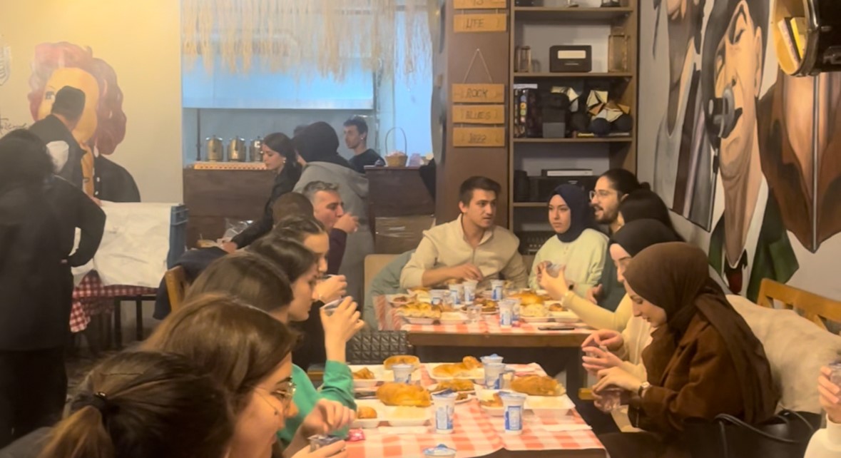 Öğrenciler Hatay’daki kardeşleri için iftar sofrası kurdu