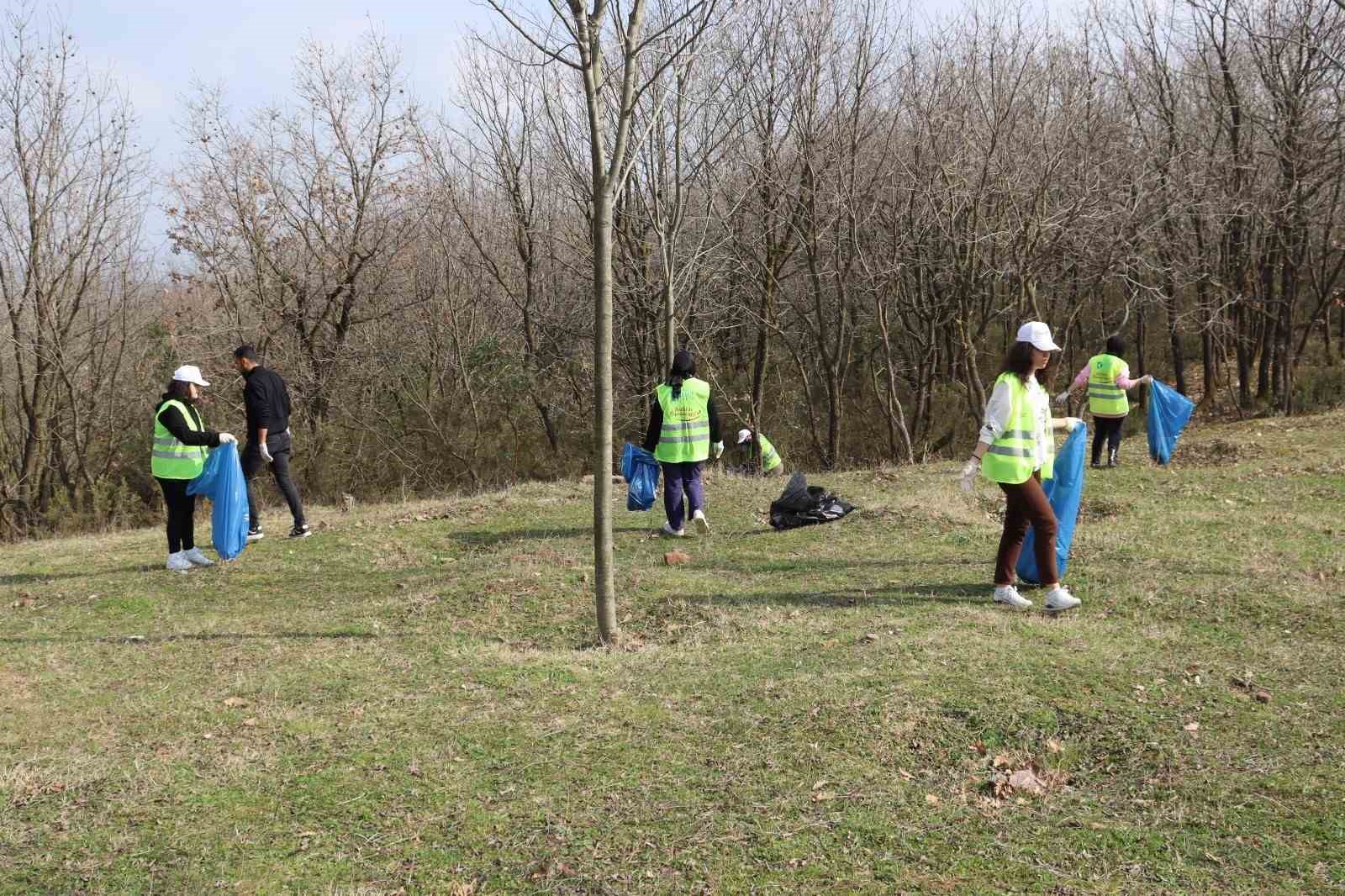 Ormandan kilolarca atık toplandı