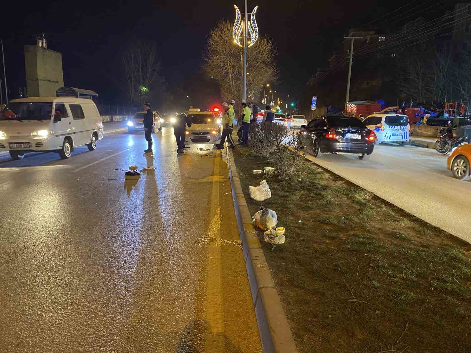 KASTAMONU'DA YOLUN KARŞISINA GEÇMEK İSTERKEN OTOMOBİLİN ÇARPTIĞI BABAANNE VE TORUNU