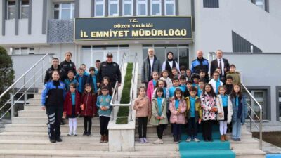 DÜZCE’DE ÖĞRENCİLER GÜVENLİK BİRİMLERİYLE BULUŞUP, POLİSLİK MESLEĞİNİ TANIDILAR.