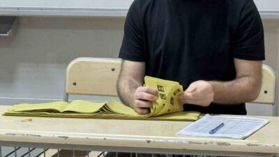 SAKARYA'DA SABAH SAATLERİNDE BAŞLAYAN OY VERME İŞLEMİ SAATLERİN 17.00’I GÖSTERMESİ