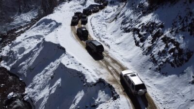 DÜZCE’DE KIŞ AYLARINDA ŞEHRE KAR YAĞMAYINCA ÜNİVERSİTE ÖĞRENCİLERİ KARLA BULUŞMAK