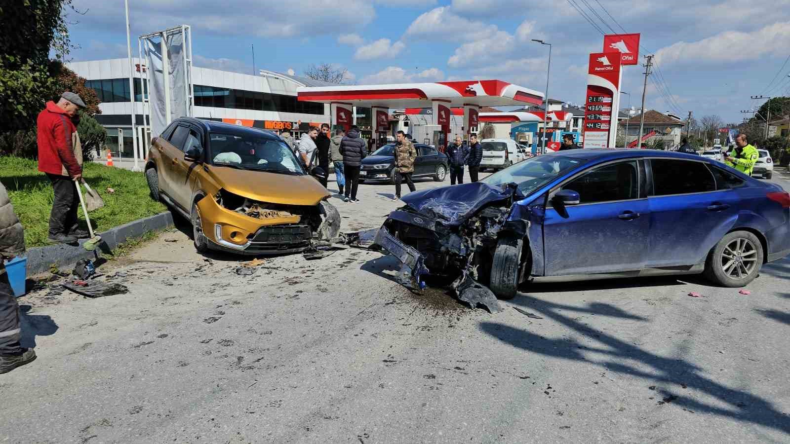 SUV tarzı araç ile otomobil kafa kafaya çarpıştı: 2 yaralı