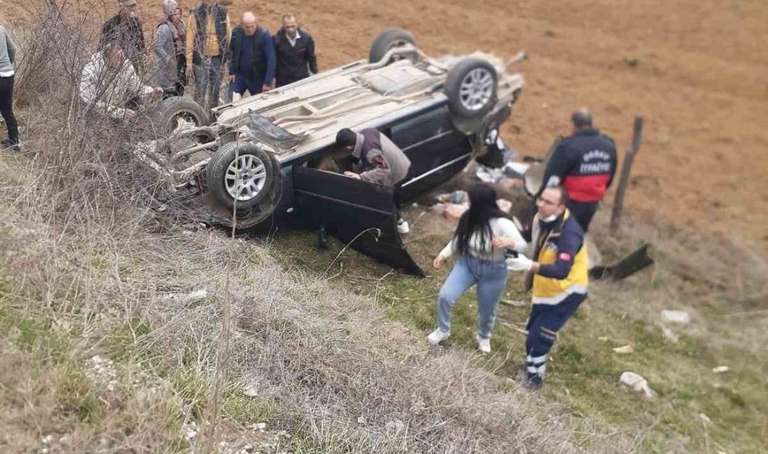 KASTAMONU'NUN DADAY İLÇESİNDE TAKLA ATARAK TARLAYA YUVARLANAN OTOMOBİLİN SÜRÜCÜSÜ YARALANDI.