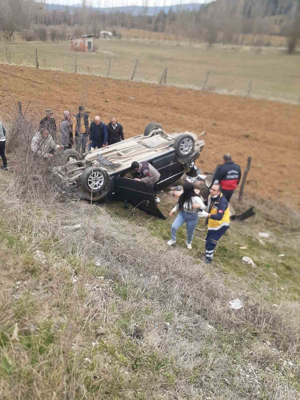 KASTAMONU'NUN DADAY İLÇESİNDE TAKLA ATARAK TARLAYA YUVARLANAN OTOMOBİLİN SÜRÜCÜSÜ YARALANDI.