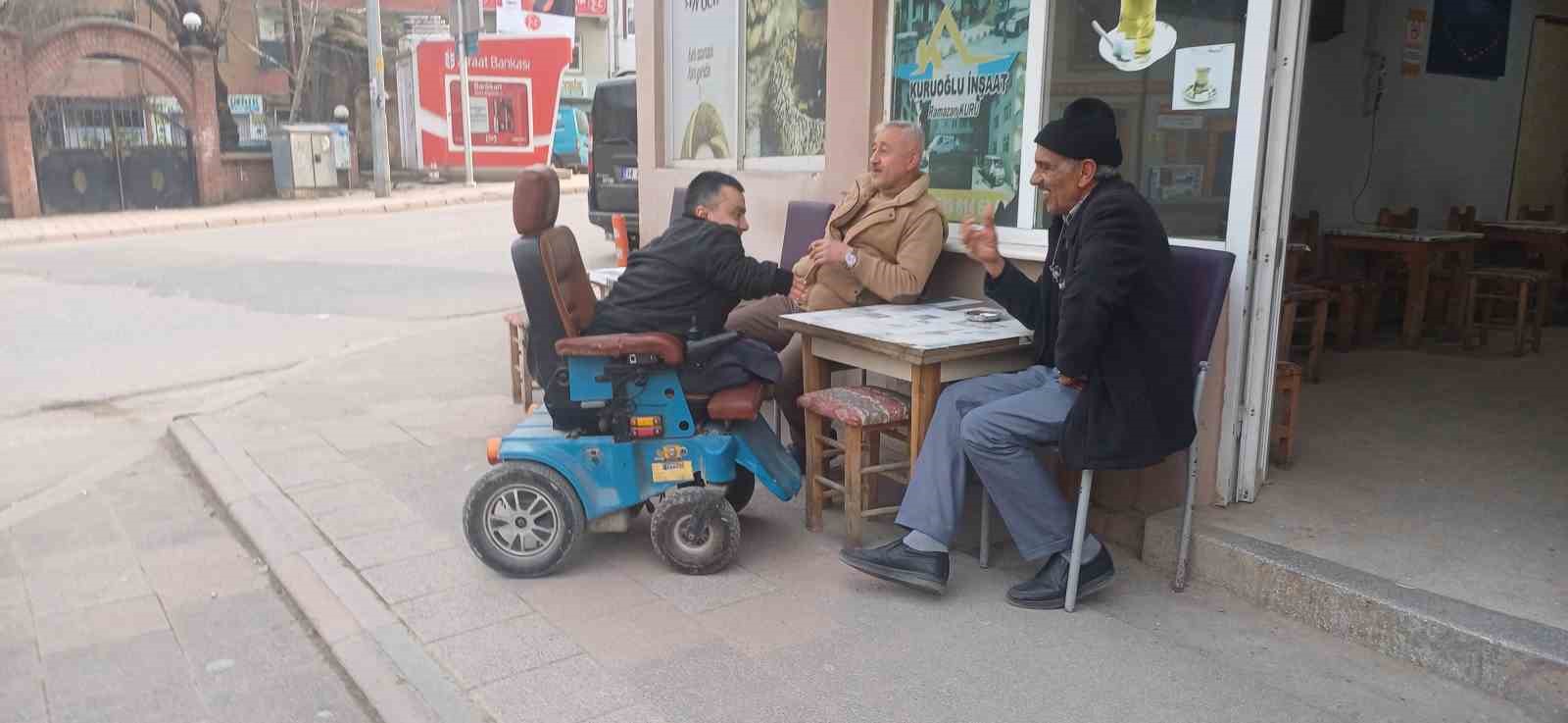 Tekerlekli sandalyesiyle kapı kapı gezip oy istiyor