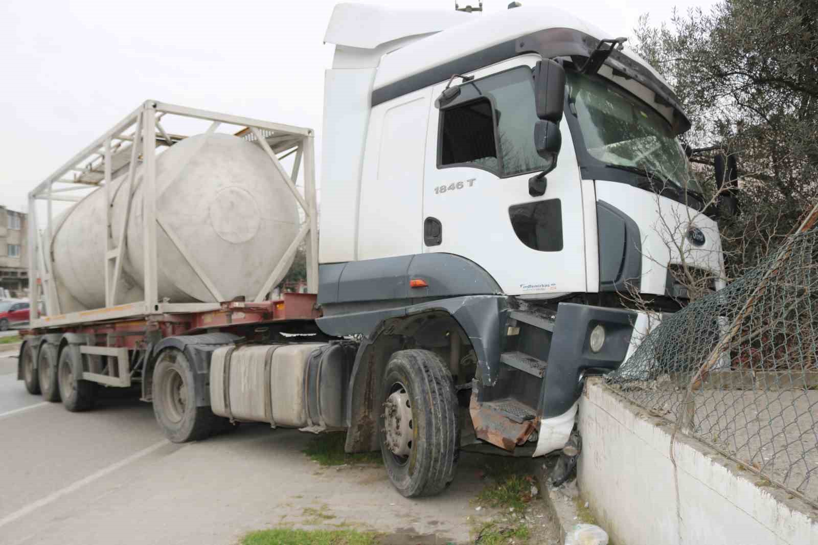 Tır sürücüsü direksiyon başında kalp krizi geçirdi, D-650’de faciadan dönüldü