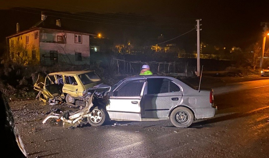 TOSYA BELEDİYE KUM OCAĞI ÖNÜNDE TRAFİK KAZASINDA 2 KİŞİ YARALANDI