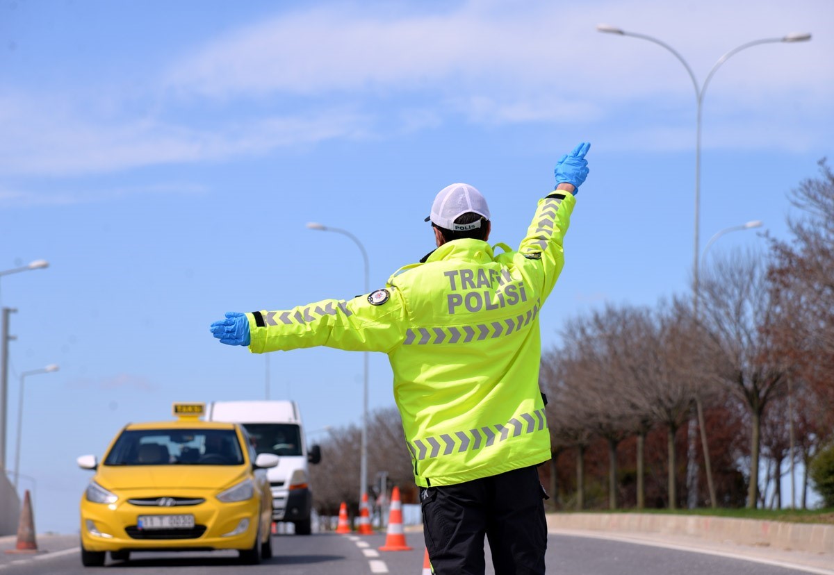 Trafik güvenliği için sürücüleri uyarıyorlar