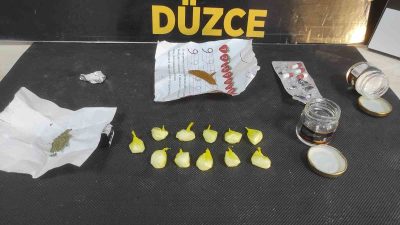 DÜZCE'DE POLİS EKİPLERİNCE BİR ŞAHIS ÜSTÜNDE YAPILAN ARAMADA UYUŞTURUCU MADDE