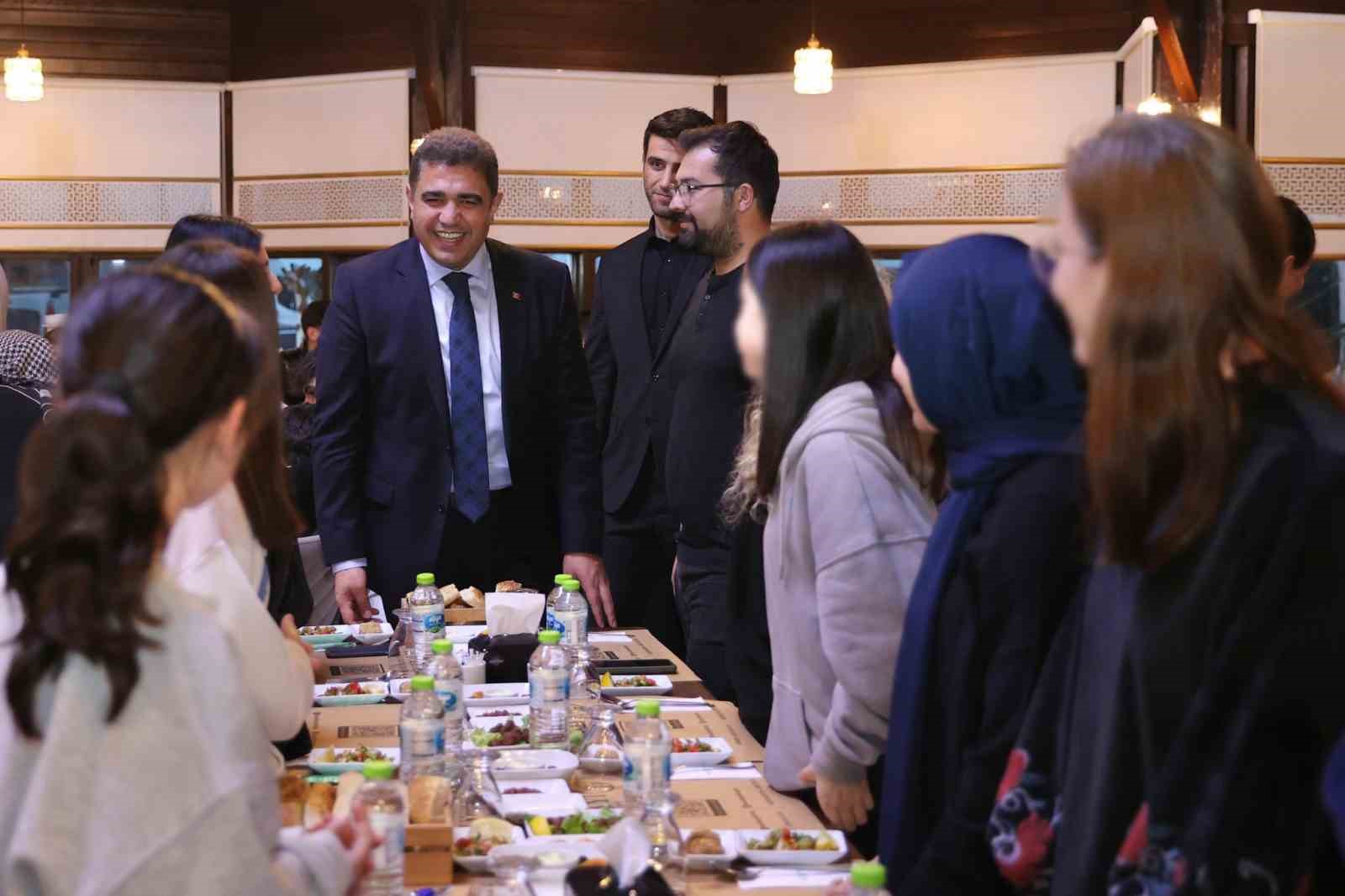 Vali Aslan sevgi evlerinde kalan çocuklarla iftar yaptı