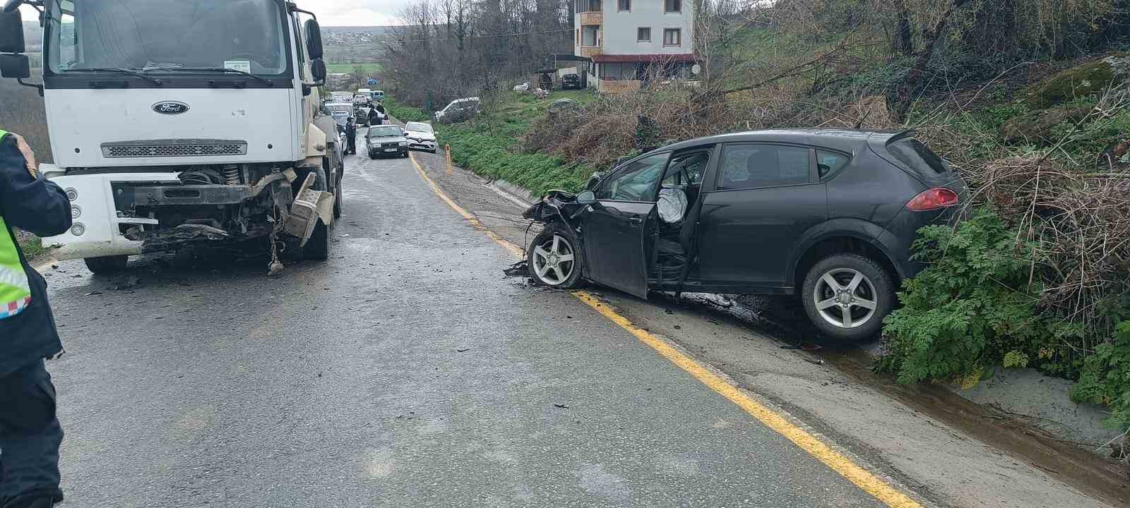 Vidanjör ile kafa kafaya çarpışan otomobil hurdaya döndü: 1 yaralı