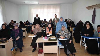 YALOVA BELEDİYESİ’NİN AÇTIĞI OKUMA YAZMA KURSUNA KATILAN VE YAŞLARI 30